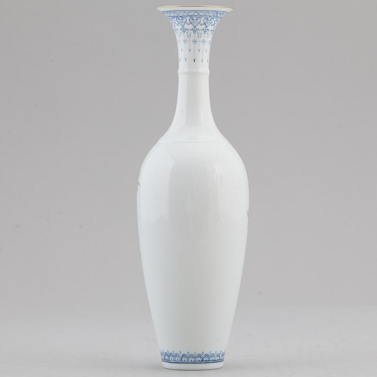 A Chinese eggshell porcelain vase, second half of the 20th century.