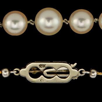 PÄRLCOLLIER, odlade pärlor med lås i 18k guld och 4 briljantslipade diamanter, tot ca 0.04 ct, 1900-talets slut.