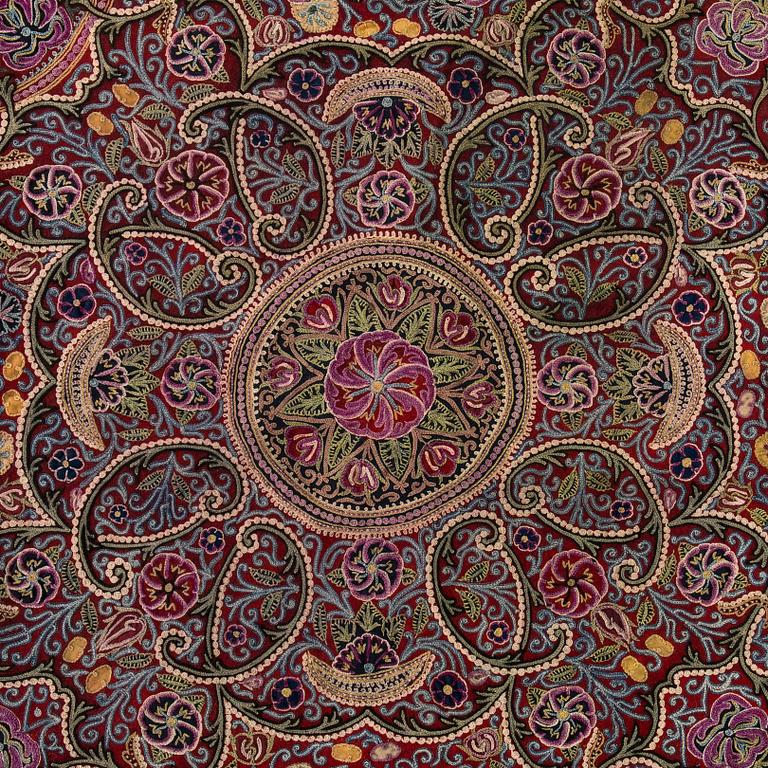 Antikt Rasht-broderi, norra Persien (Iran), omkring år 1900, Ca 145 x 145 cm.