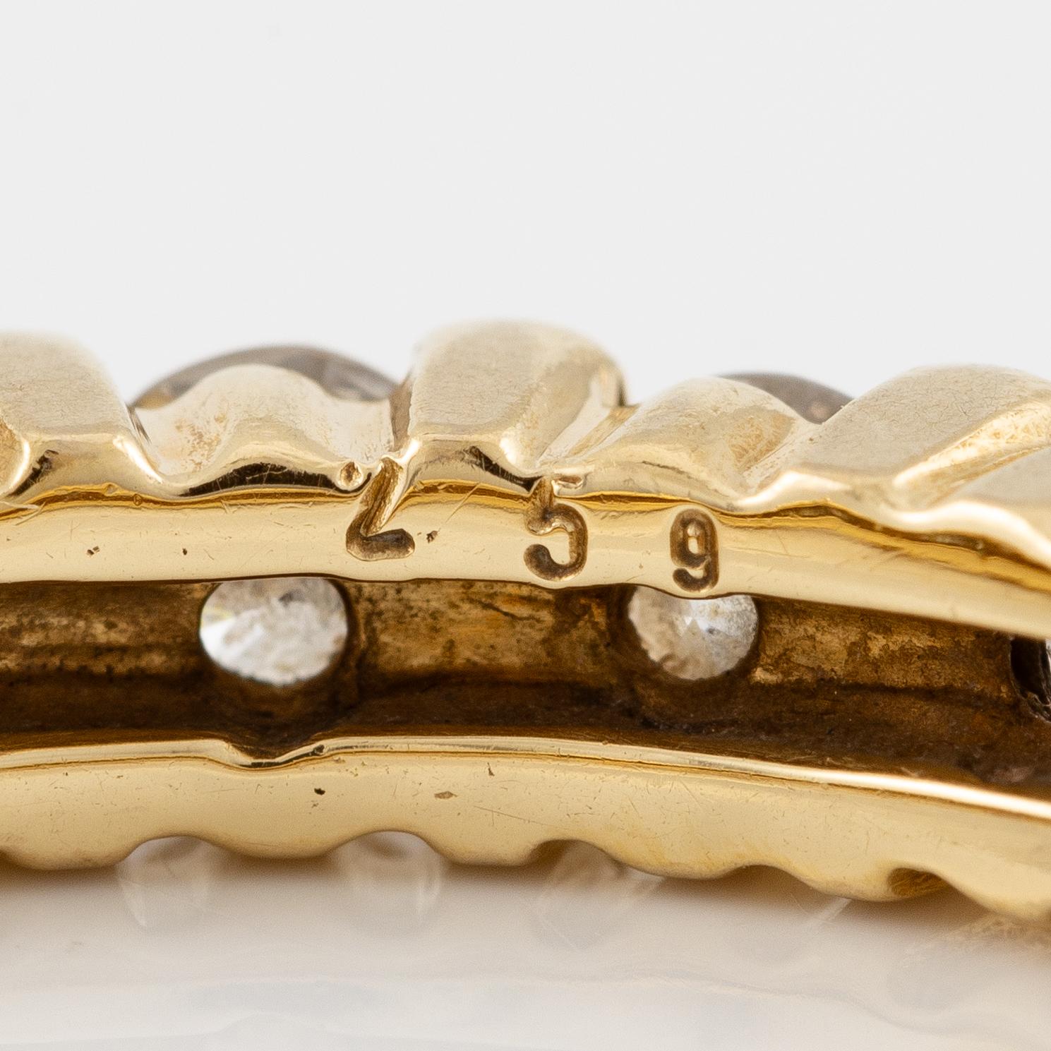 Ring of full alliance gold set with round brilliant-cut diamonds.