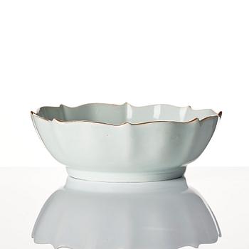 A Japanese blue and white bowl, 18th century.