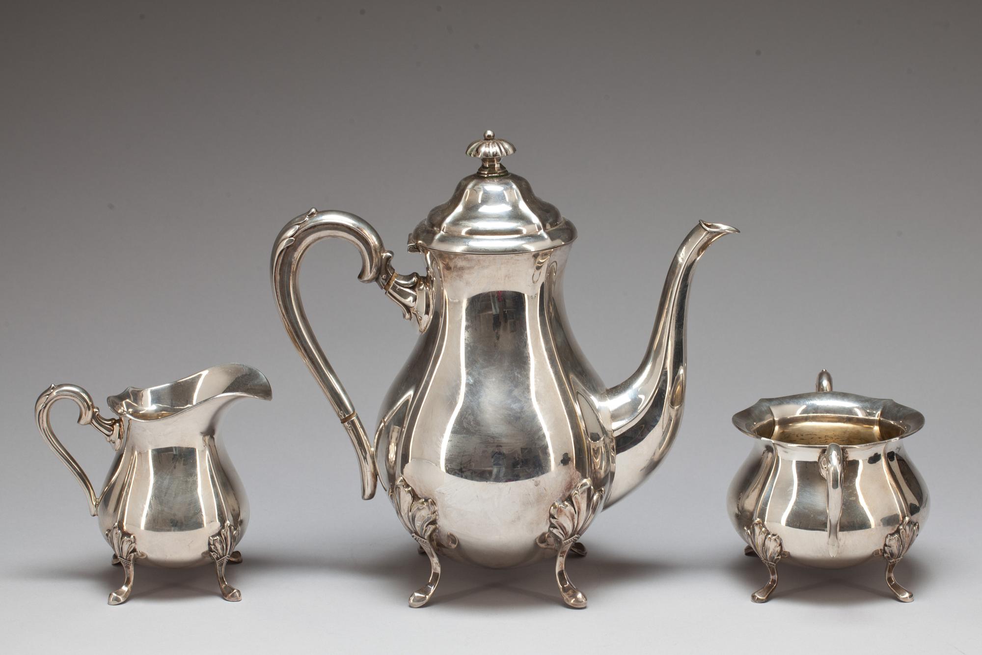 KAFFESERVIS, 3 delar, rokokostil, silver, C G Hallberg, 1930-tal. Ca 1000 g.