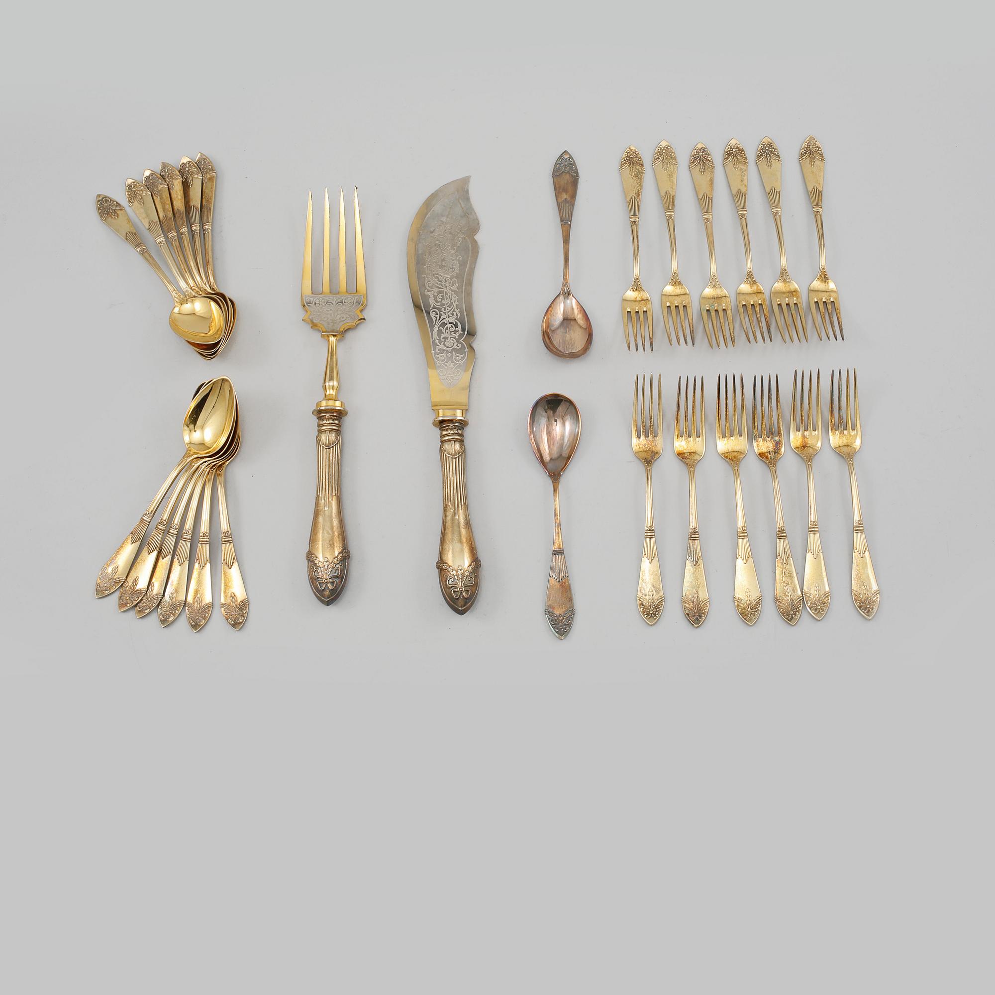 DESSERTBESTICK samt UPPLÄGGNINGSBESTICK, förgyllt silver, 40 delar, C.G Hallberg, tidigt 1900-tal. Total vikt 1327 g.