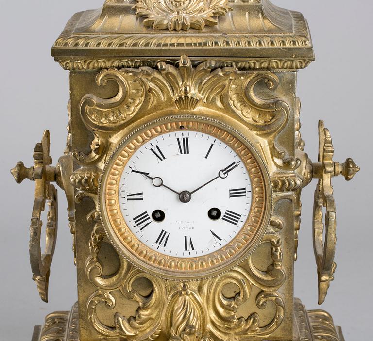 A BRASS MANTEL CLOCK FROM CA 1900.