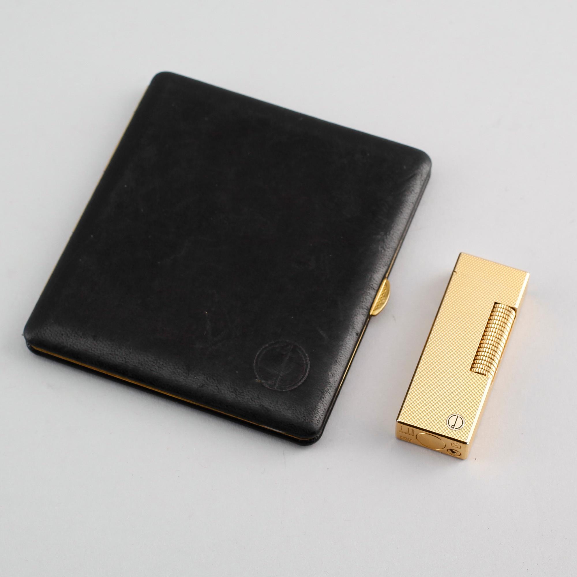 CIGARETTETUI OCH CIGARETTETÄNDARE, läder och gulddoublé, Dunhill.