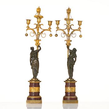Kandelabrar, ett par, för tre ljus, Parisarbeten, 1700-talets slut, Louis XVI.