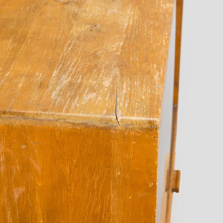 A 1940s.bookcase.