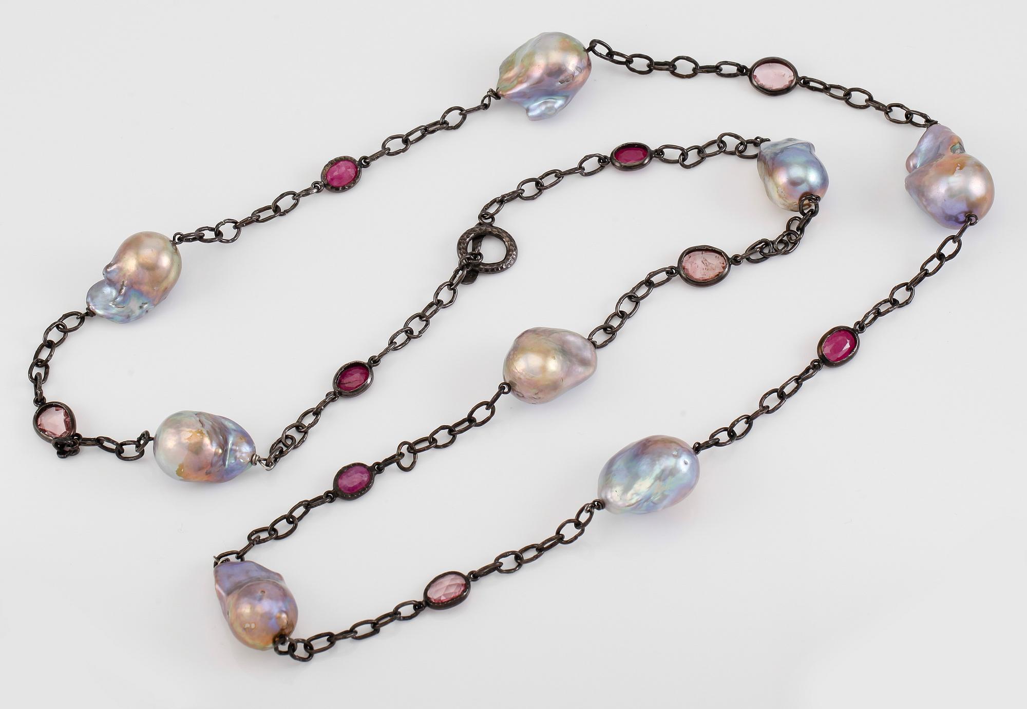 COLLIER, silver, barocka sötvattenspärlor, rubiner och rubeliter.