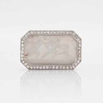 824. A BROOCH with engraved rock crystal.