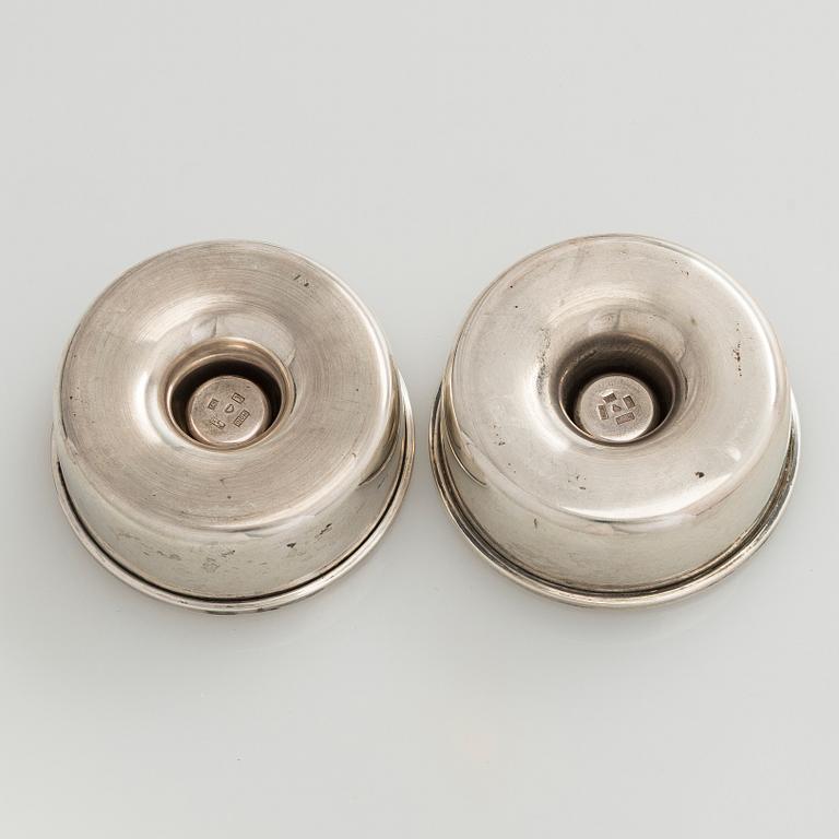 Bertel Gardberg, kynttilänjalkapari, hopeaa, "Birgitta", malli 22908, Hopeatehdas oy, Helsinki 1957.