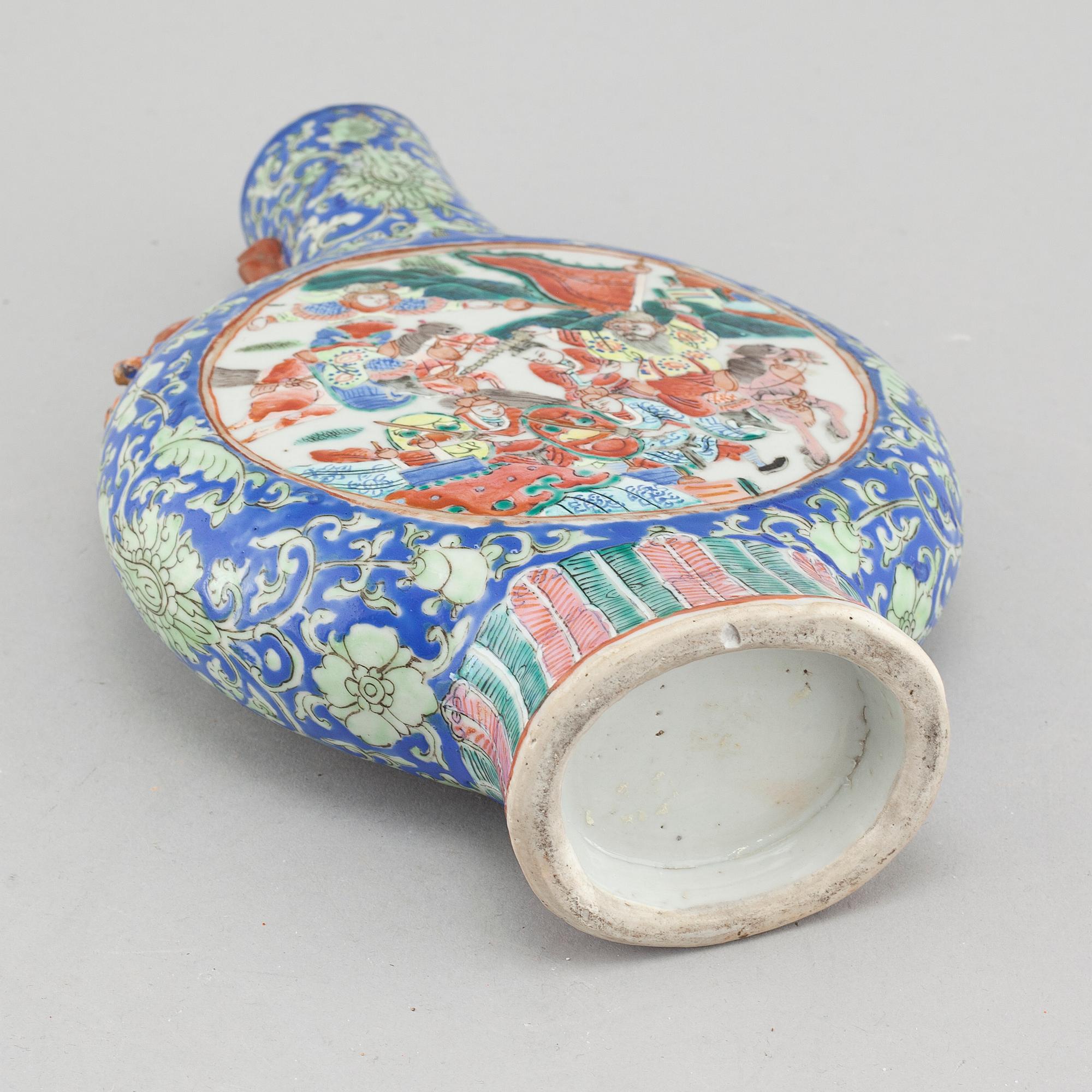 A porcelain moon flask from China, 19th century.