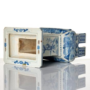 A blue and white incense burner, Qing dynasty, 19th century.