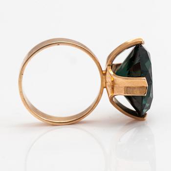 Elis Kauppi, A 14K ogld ring with a synthetic green spinel. Kupittaan kulta, Turku 1972.