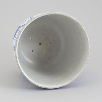 A Wedgwood 'Jasperware' cheese dome, second half of the 19th century.