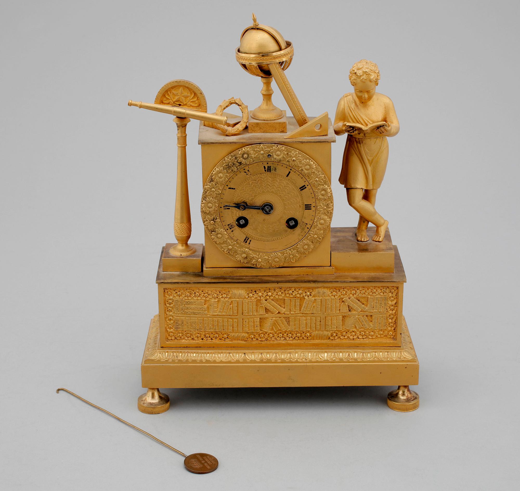 BORDSPENDYL, mässing, empire, troligen Frankrike, 1800-talets första fjärdedel.