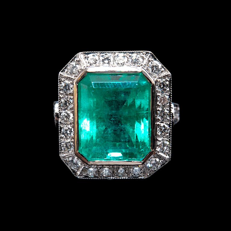 A RING, emerald c. 11.0 ct, diamonds ca 2.25 ct.