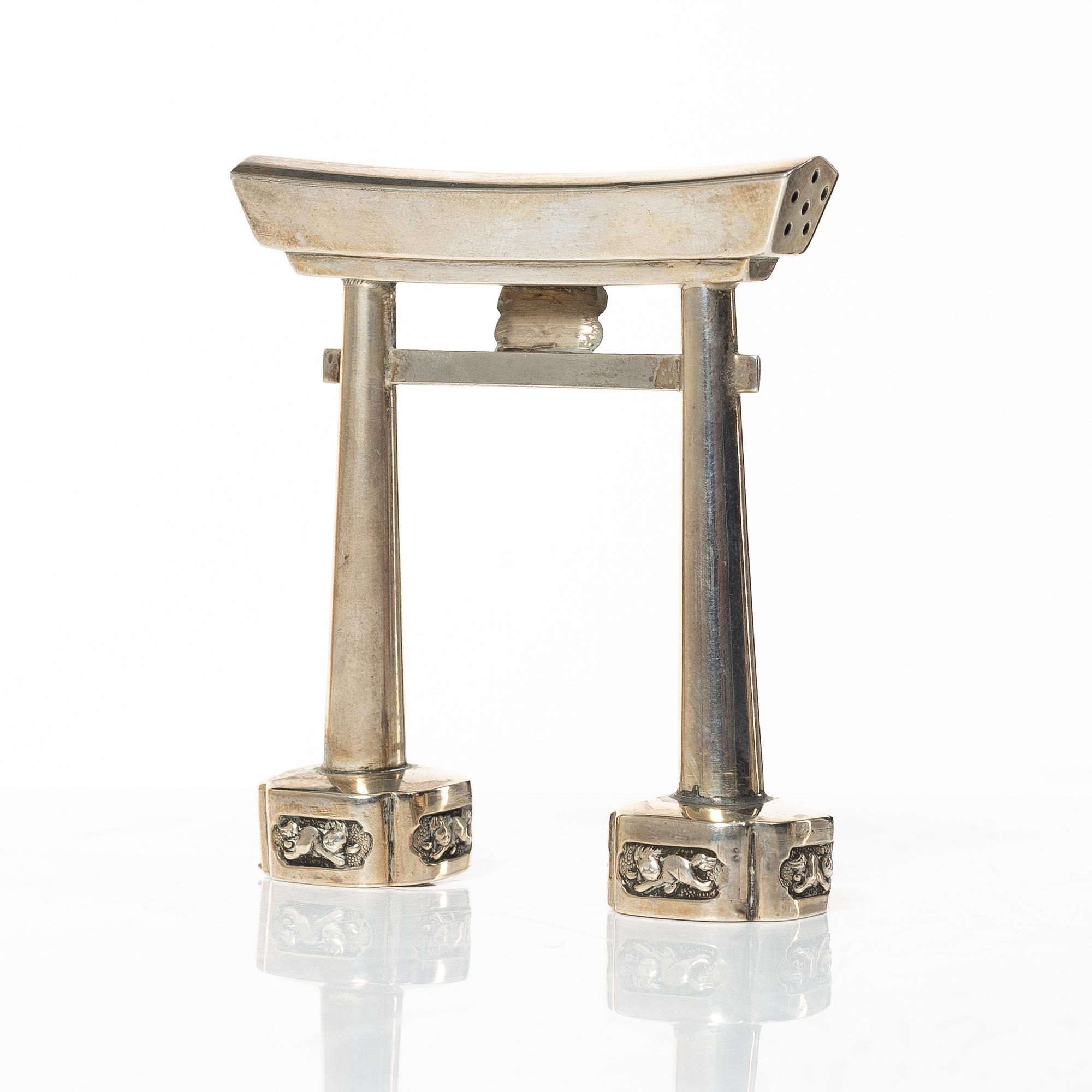 Saltkar / miniatyrer sju stycken, samt netsuke, delvis silver och buxbom, Japan, delvis Meiji (1868-1912).