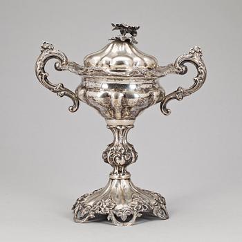 KONFEKTSKÅL, silver, nyrokoko, Stockholm 1800-talets andra hälft. Otydliga stämplar. Vikt ca 750 g.
