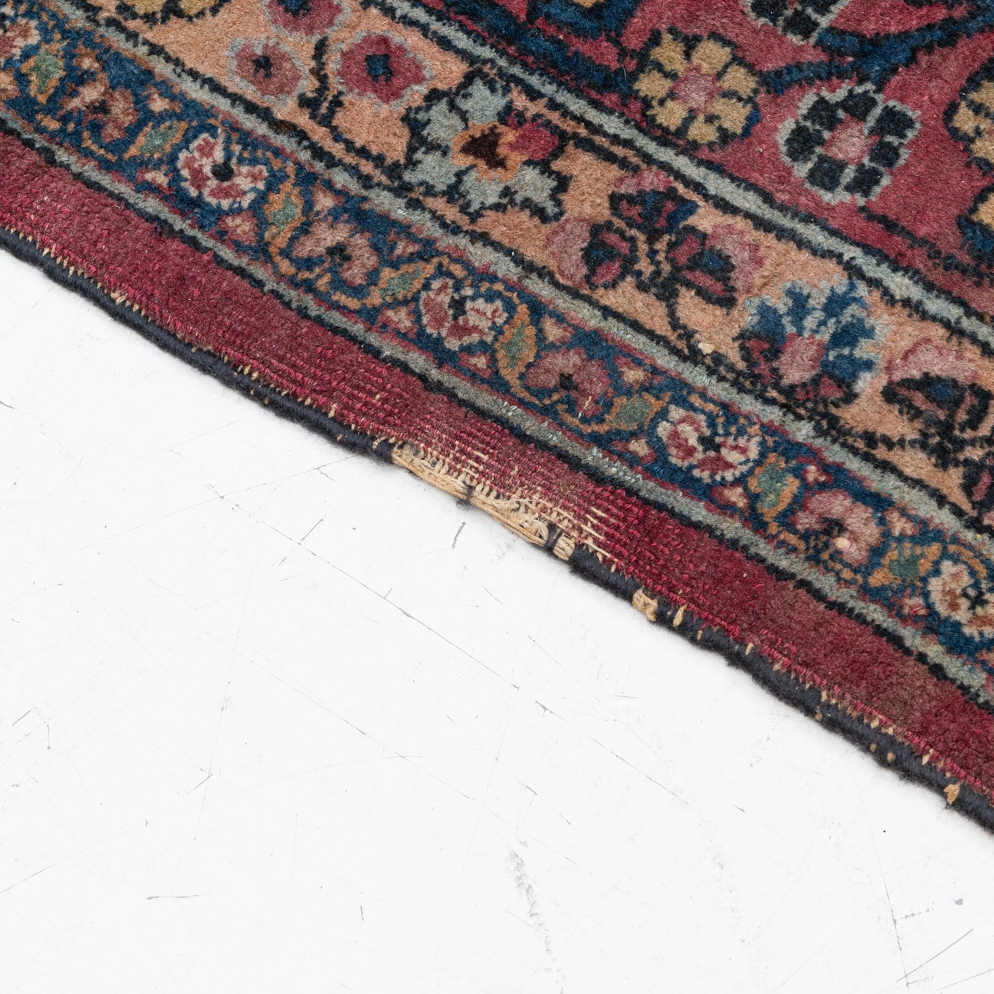 Carpet, Mesh, semi-antique. approx. 335 x 250 cm.