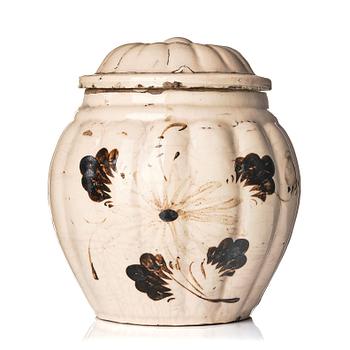 1032. A painted 'Cizhou' 'floral' jar and a cover, late Ming dynasty (1368-1644).

Yuan / Ming dynasty.