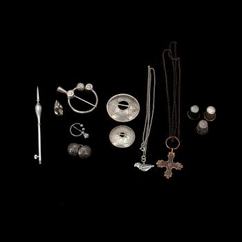 ETT PARTI 12 st. silverföremål, bl.a. SMYCKEN, FINGERBORGAR, silver, en av brons. Olika stämplar, 1900-tal.