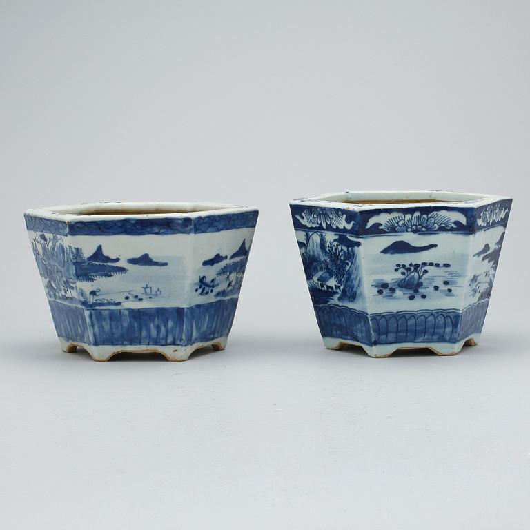 YTTERFODER, 2 st. Porslin, Kina 1900-tal.