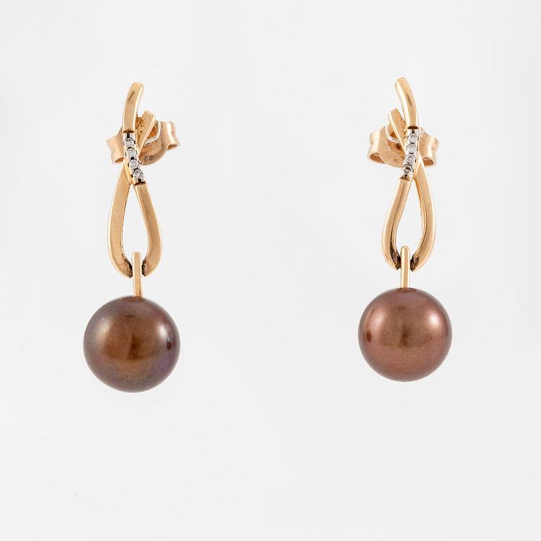 A pair of earrings in 14K gold with cultured coloured freshwater pearls and round brilliant-cut diamonds.