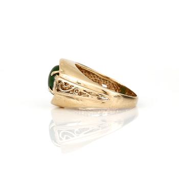 RING, 14k guld med grön sten o diamanter. Vikt ca9g.
