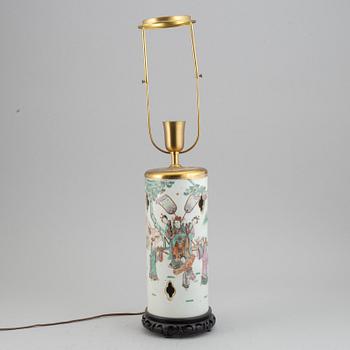 A famille rose figural hat stand, turned into a table lamp, Qing dynasty, 19th century.