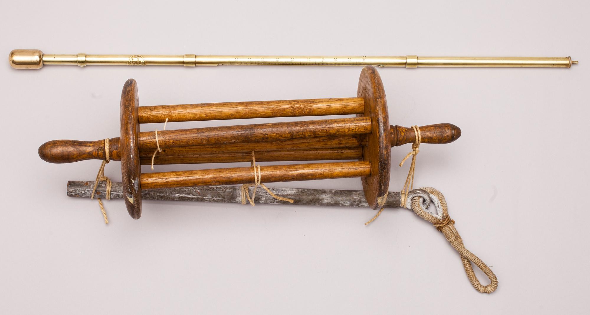 DJUPMÄTARE, 2 st, mässing, trä och metall, 1900-talets första hälft.