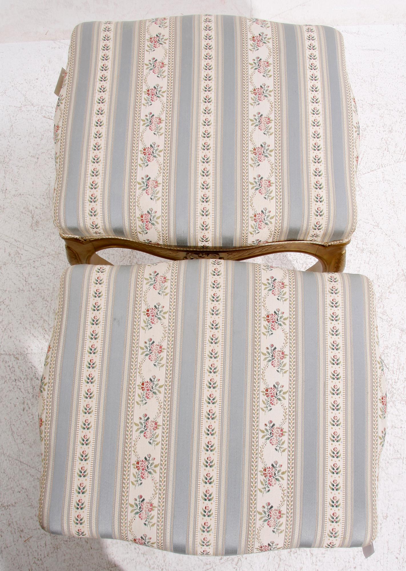 TABURETTER, ett par, rokokostil.