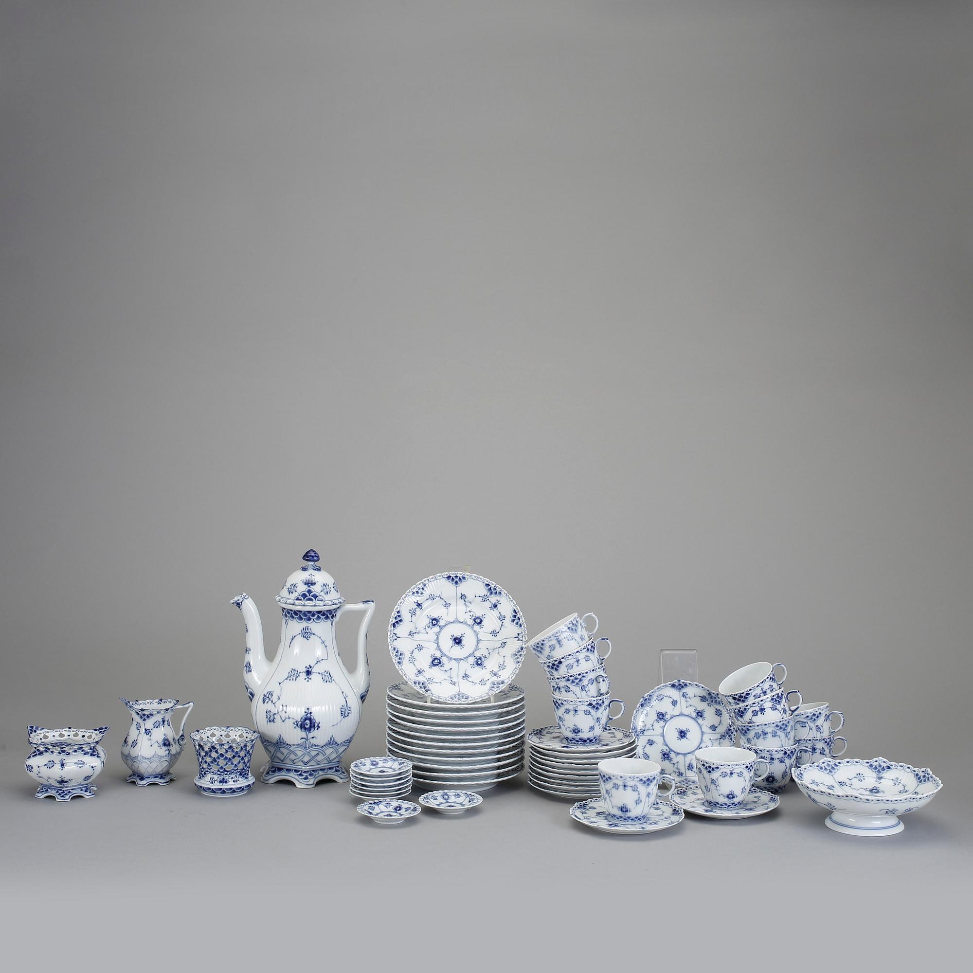 KAFFESERVIS, 37 delar, porslin, "Musselmalet", Royal Copenhagen, Danmark.