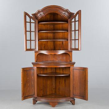 HÖRNSKÅP, ett par, rokokostil, 1900-tal, Åmells.