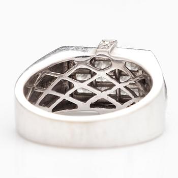 An 18K white gold ring with brilliant cut diamonds ca. 1.30 ct in total.
