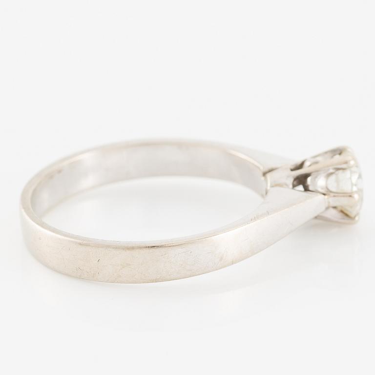 Ring 18K vitguld med en briljantslipad diamant.