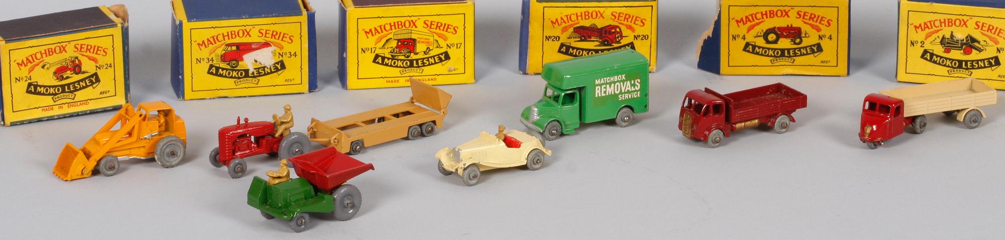 LEKSAKSBILAR, 10 delar samt MEKANISK APA.