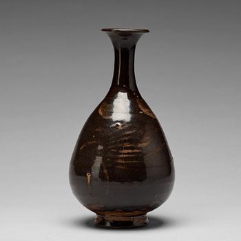 A brown and black glazed vase, Song dynasty (960-1279).