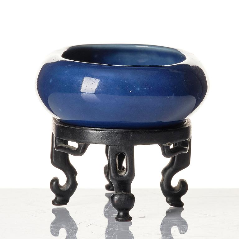 A blue glazed brush 'dobule fish' washer, Qing dynasty, 19th century.