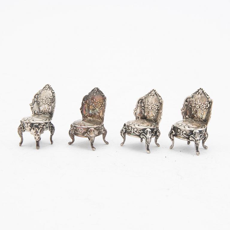 An early 20th century set of eight miniature furnitures in silver, weight 158 grams.