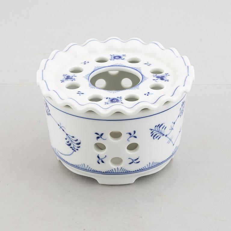 A porcelain "Musselmalet" Teapot warmer, model 9787, Royal Copenhagen, 1939.