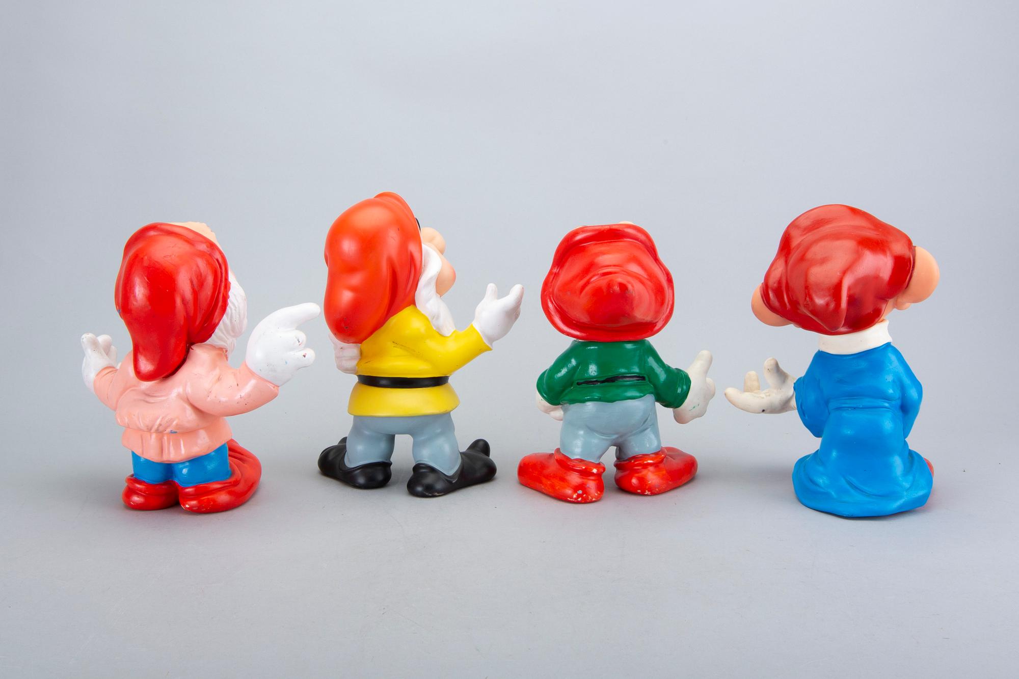 LEKSAKSFIGURER, "Snövit och de 7 dvärgarna" 8 st, plast, delvis märkta Walt Disney Productions.
