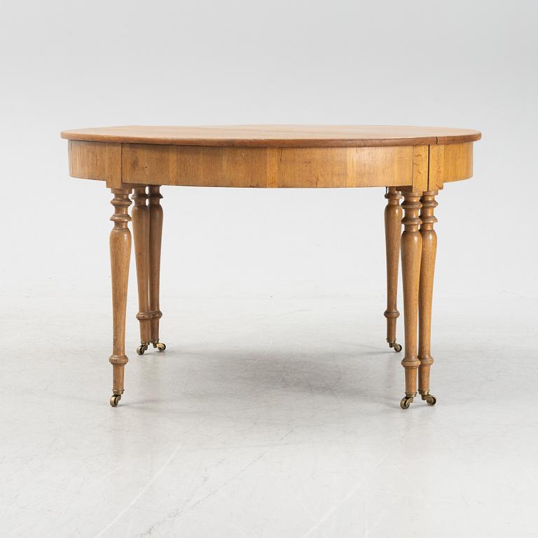 An oak dining table, around the year 1900.