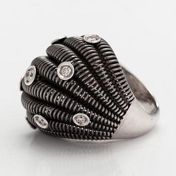 An 18K white gold ring with diamonds ca. 0.31 ct in total.
