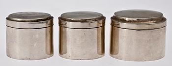 TOILETTEDOSOR, 3 st, silver, Eric Söderholm, Härnösand verksam 1827-1880 resp Gustaf Dahlgren & Co, Malmö 1913. Totalvikt ca 100 gram.
