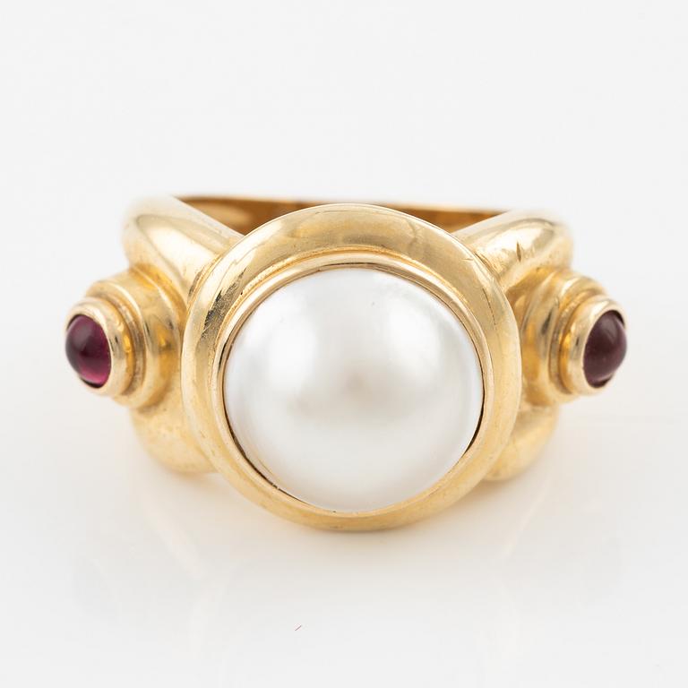 Ring, 14K gold with a mabé pearl and cabochon-cut rubies.