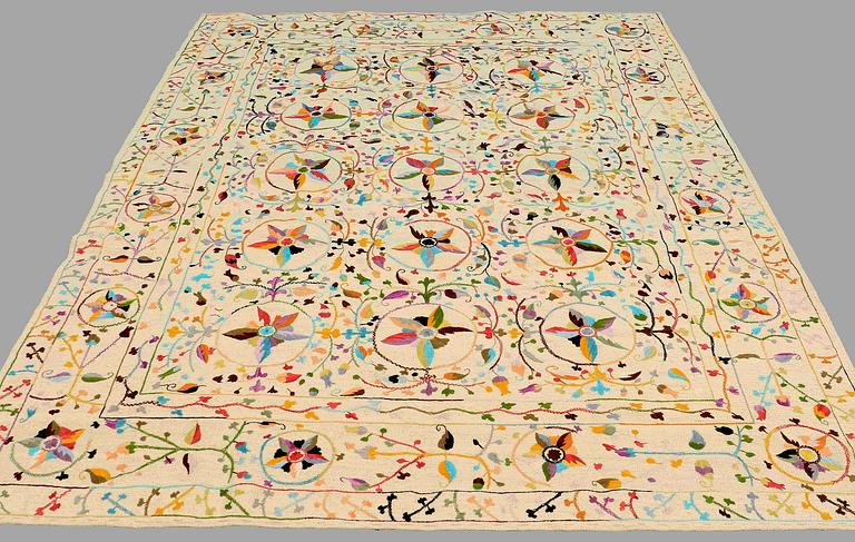 Carpet, embroided flat weave, around 290 x 212 cm.