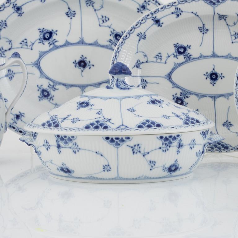 Royal Copenhagen, matservis, 70 delar, "Musselmalet", Danmark.