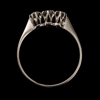 RING, 18k vitguld med 3 äldre briljantslipade diamanter, totalt 0.29 ct, Ceson, Göteborg, 1972. Vikt 2 g.