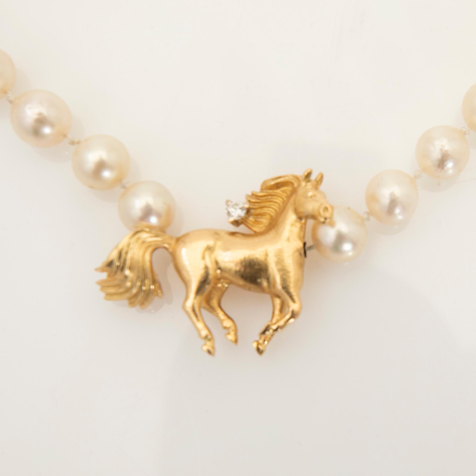 Ole Lynggaard, hänge, 18K guld med diamant samt pärlcollier.