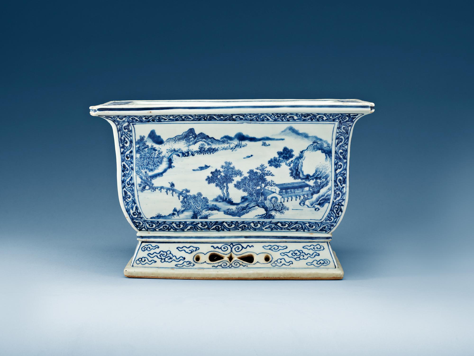 A blue and white jardiniere, Qing dynasty, 18th Century.